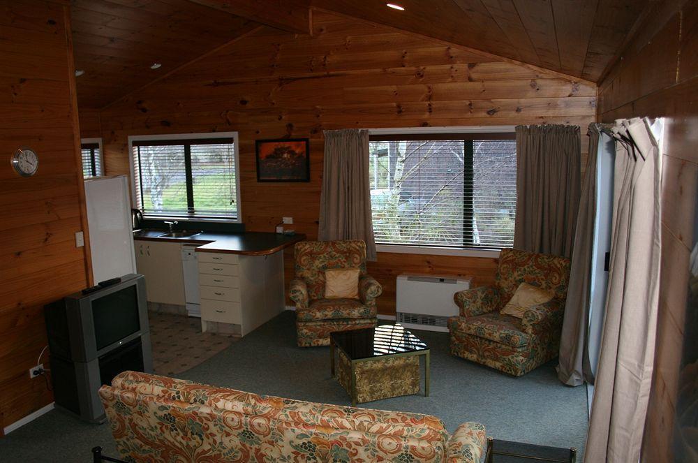 Tussock Grove Hotel Ohakune Exterior photo