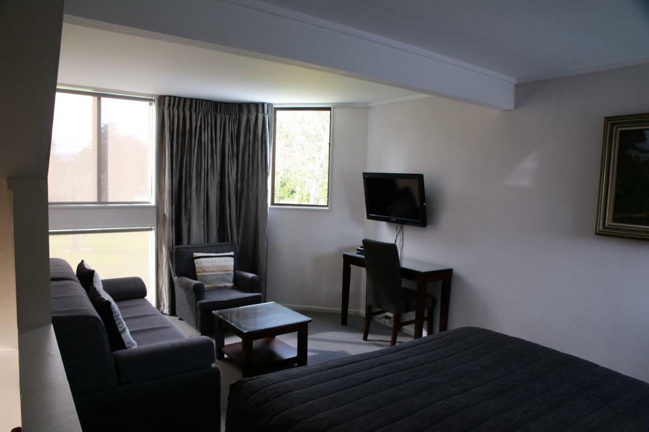 Tussock Grove Hotel Ohakune Exterior photo